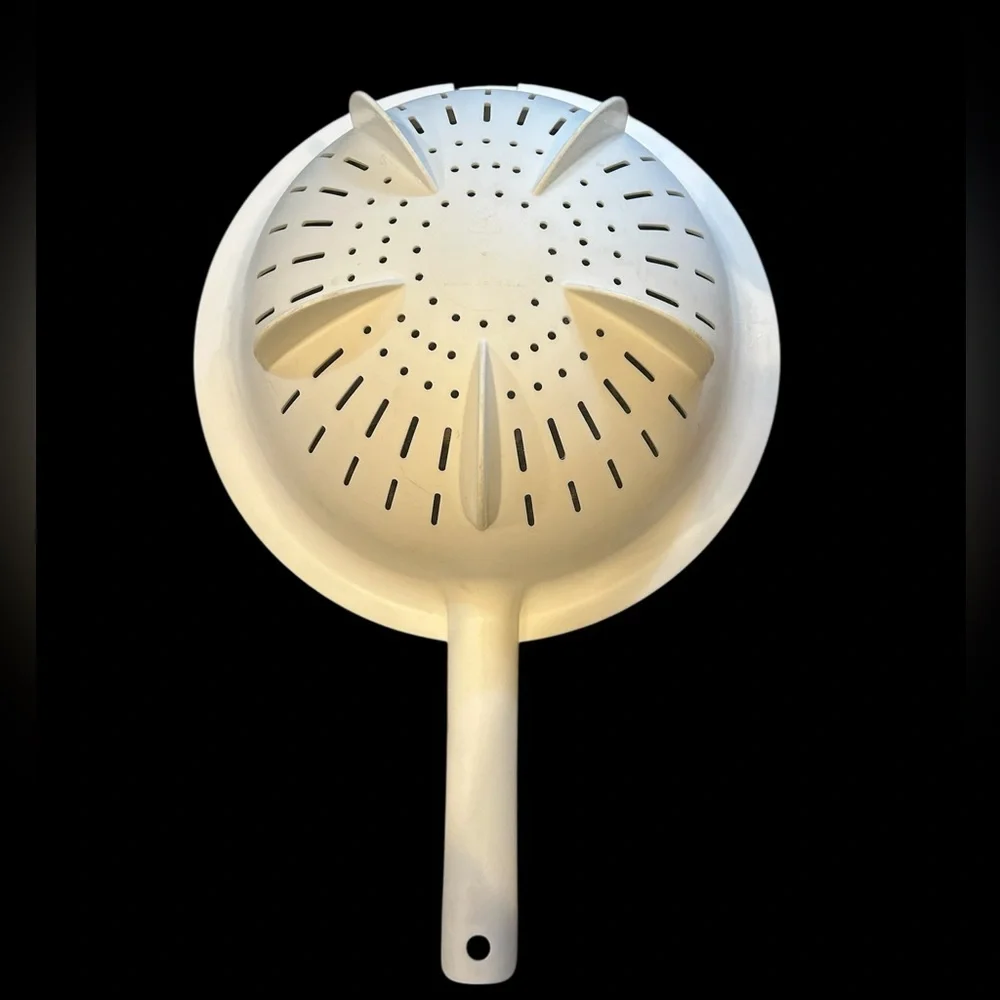 Tupperware 2 Quart Large White Colander Strainer Made in USA #8382 No Flaws Seen